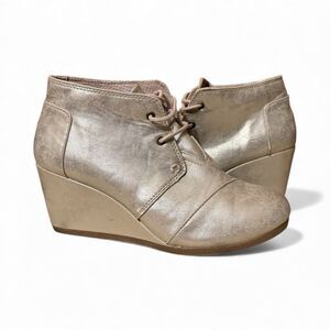 Toms Shoes Women's Size 7.5 Metallic Gold Wedge Shoes Lace Up Heels